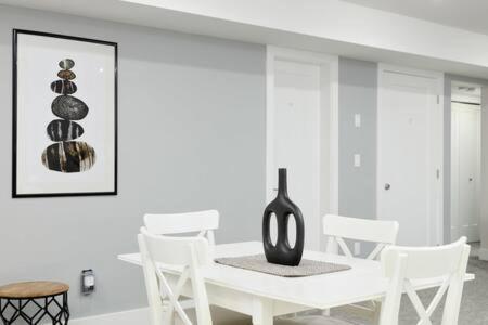 Bright New 1 Bedroom Private Secondary Basement Suite 北温哥华 外观 照片