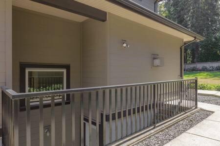 Bright New 1 Bedroom Private Secondary Basement Suite 北温哥华 外观 照片